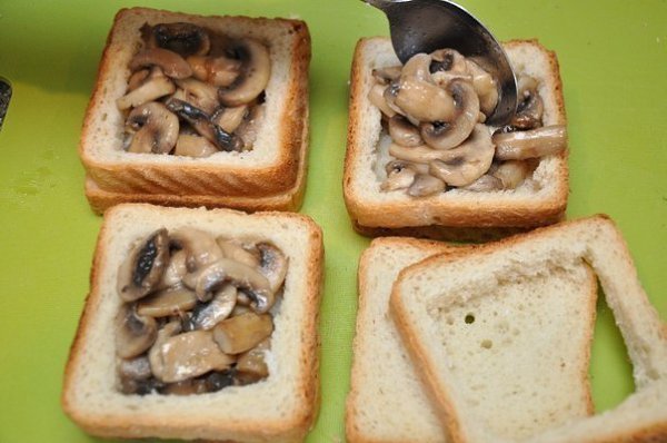 Необычные и вкусные бутерброды к завтраку.Вам потребуется:16 кусочков белого тостерного хлеба (у нас ... - 3