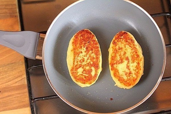 Картофельные зразы с грибами.Ингредиенты:-8 шт. картофель (крупный)-500 г шампиньоны-2 шт. лук ... - 5