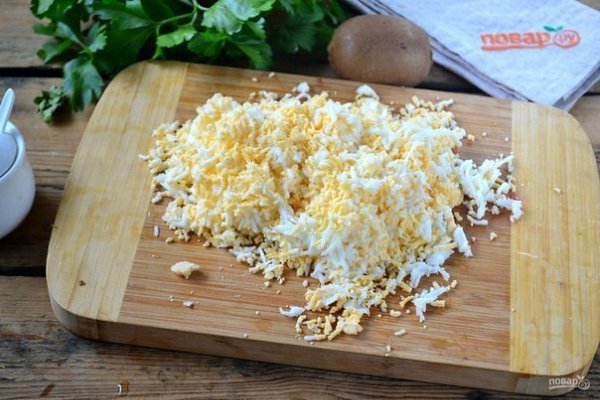 Куриный салат на Новый год.Ингредиенты:Куриная грудка — 300 ГраммСыр твердый — 150 ГраммЯйца куриные ... - 4
