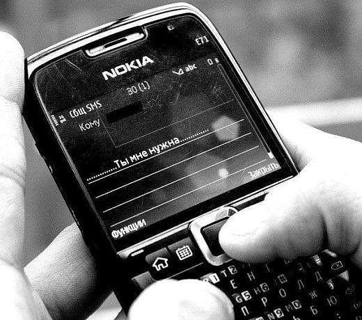 Телефон без тебя не звонится, Без гудка я тебя не взорву, Тишина промолчав успокоит, И гудбай - я ...