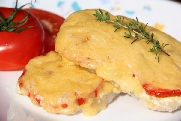 Свинина, запечённая с помидорами и сыром.Ингредиенты: мякоть свинины (у меня 6 кусочков); соль, ...