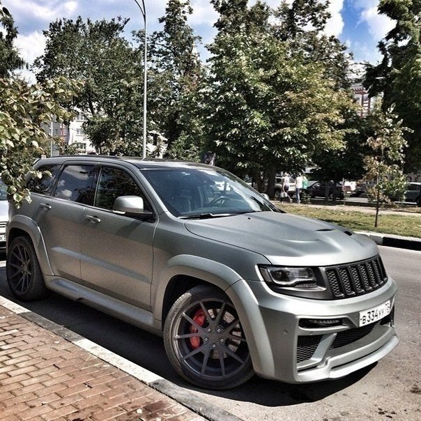 Jeep Grand Cherokee SRT-8 TYRANNOS - 3