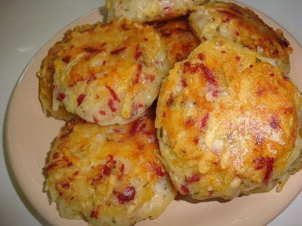 Драники с ветчиной, сыром и зеленью.Ингредиенты:-картофель - 6 шт.-луковица - 1 шт.-ветчина / любые ...