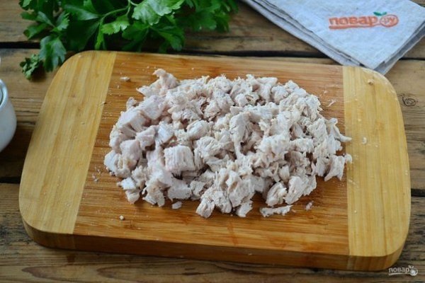 Куриный салат на Новый год.Ингредиенты:Куриная грудка — 300 ГраммСыр твердый — 150 ГраммЯйца куриные ... - 5