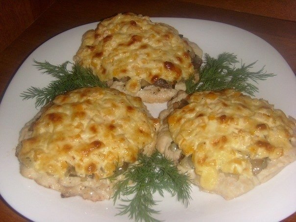 Мясо под шубой.Ингредиенты:Мясо ЧеснокСольПерецШампиньоны Твердый сырБолгарский ...