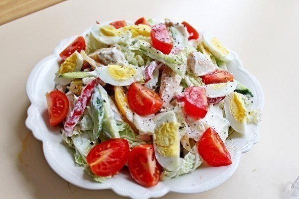 Диетический куриный салатик. Этот вкусный, сытный и полезный салатик Ингредиенты: Филе куриное — 400 ...