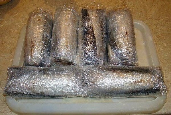 Рулет из скумбрии .Такой рулет делают рыбаки в море из свежевыловленной рыбки. Свежевыловленная ... - 7
