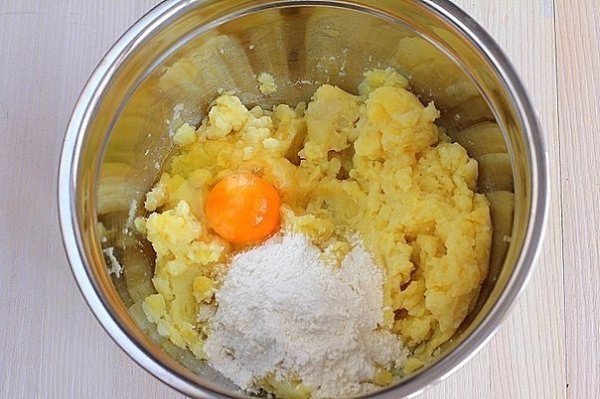 Картофельные зразы с грибами.Ингредиенты:-8 шт. картофель (крупный)-500 г шампиньоны-2 шт. лук ... - 2