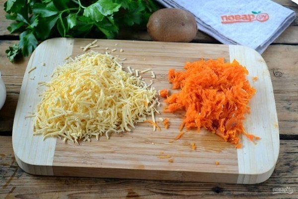 Куриный салат на Новый год.Ингредиенты:Куриная грудка — 300 ГраммСыр твердый — 150 ГраммЯйца куриные ... - 3
