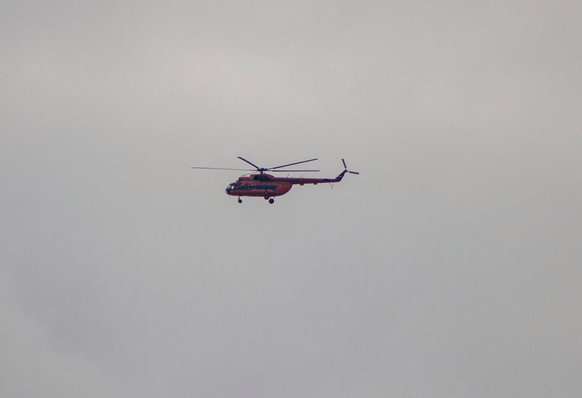 Летают вертолеты сегодня москва почему. В Подмосковье летает вертолет МЧС. Летающие вертолеты 2х местные. Красный вертолет над Москвой. Красный вертолет летает над Москвой сейчас.