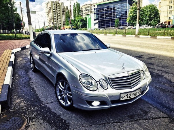 Mercedes-Benz E-Class W211