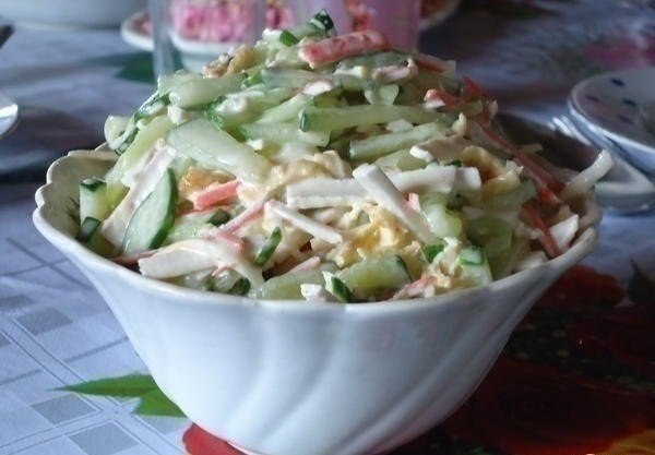 Салат с сыром сулугуни (косичкой). Ингредиенты: - 2 яйца - 2 огурца свежих - 250 гр крабовых палочек ...