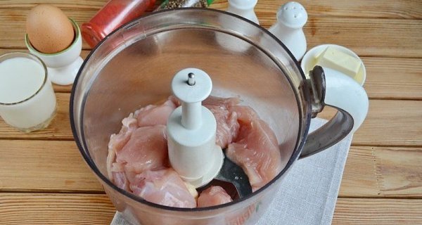 Домашние сосиски с курицей.Ингредиенты:Куриное филе — 500 гЯйцо — 1 шт.Масло сливочное — 50 гМолоко ... - 2