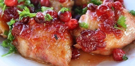 Куриная грудка под соусом из клюквы .Ингредиенты: 0.5 кг филе курицы Несколько зубчиков чеснока 0.25 ...