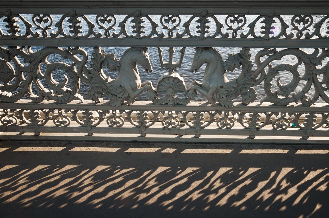 Перильное ограждение на мостах. Твоих оград узор чугунный. Кокушкин мост в санкт-петербурге. Ограда троицкого моста в санкт-петербурге. Ограда благовещенского моста.