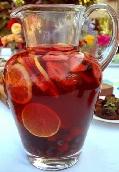Сангрия (Sangria).Самый популярный, разве что после пива и вина, напиток в Испании. Приготовленная ...