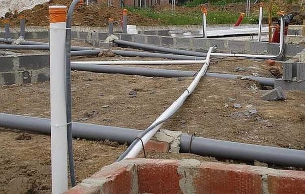 Ливневка в частном доме.Системы водостоков на крыше. Это закрепленные вдоль скосов водосточные ... - 5