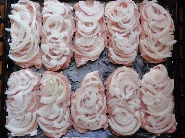 Мясо по-французски в духовке. Ингредиенты: мясо – 500 гр. (я беру свиную вырезку – аккуратненький ... - 4