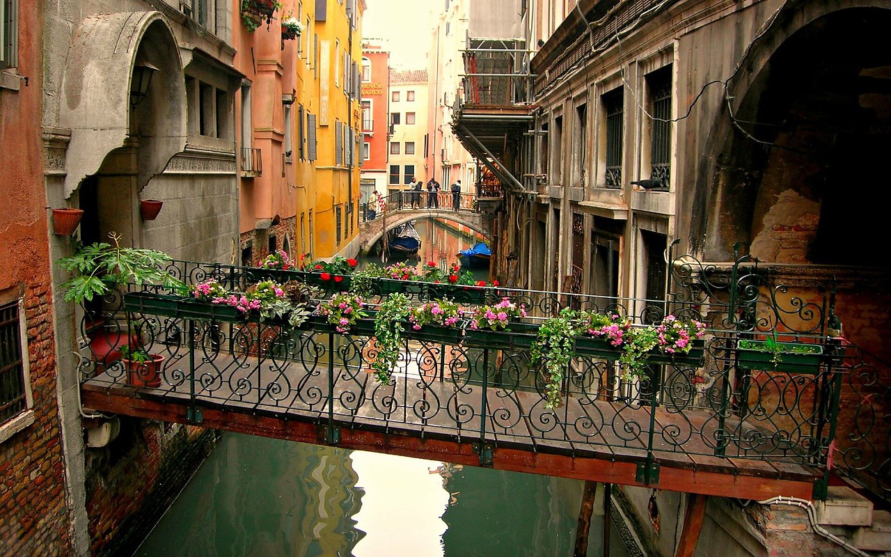 Найди страну италия. Венеция Италия архитектура. Венеция мост улочки. Сорин улочки Венеции. Флоренция архитектура Балкончики.