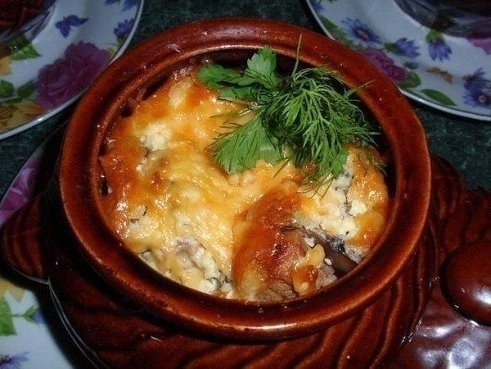 Мясо в горшочке под сырной шапочкой.Ингредиенты:- 300 гр свинины- 4 картофеля- 1 морковь- 1 лук- ...