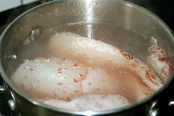 Нежный кальмар в сметанном соусе. Ингредиенты: 2-4 тушки кальмара 2 ст.л. сметаны 1 ст.л. муки 1-2 ... - 2