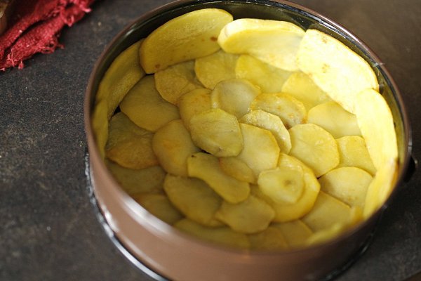 Картофельный пирог с сыром.Сыр, сосиски и картофель — отличное сочетание, простая готовка. Сохрани ... - 6
