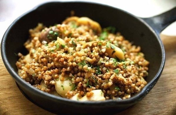 ТОП-9 ВКУСНЕЙШИХ БЛЮД С ГРЕЧКОЙ. .1. Гречка-по купечески ИНГРЕДИЕНТЫ: 300-400 гр. мяса 1 стакан ... - 9
