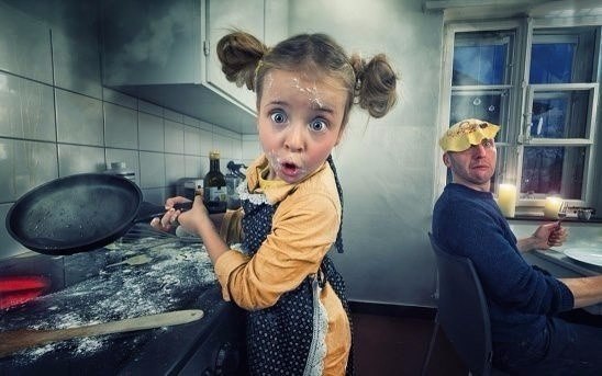 Научилась подбрасывать блины со сковородки! Теперь осталось научиться их ловить...))