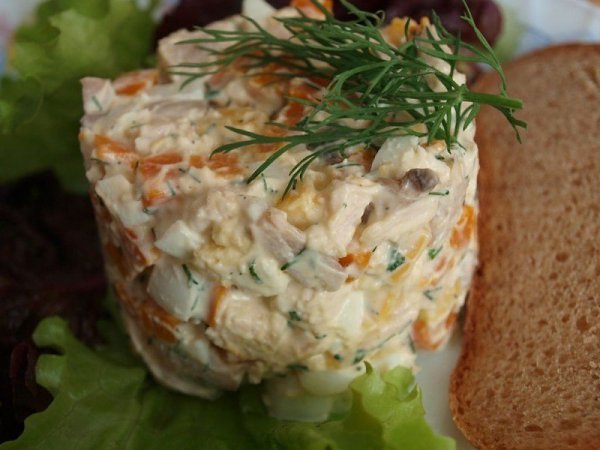 Салат “Цыпленок”.Ингредиенты:Грибы 200 грСыр 150 грЯйцо 3 штМорковь 1штКуриное филе 200 грЧеснок 2 ...