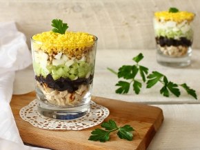 САЛАТ «НЕЖНОСТЬ» С КУРИЦЕЙ И ЧЕРНОСЛИВОМ.Простой, но очень вкусный салат «Нежность» с курицей, ...