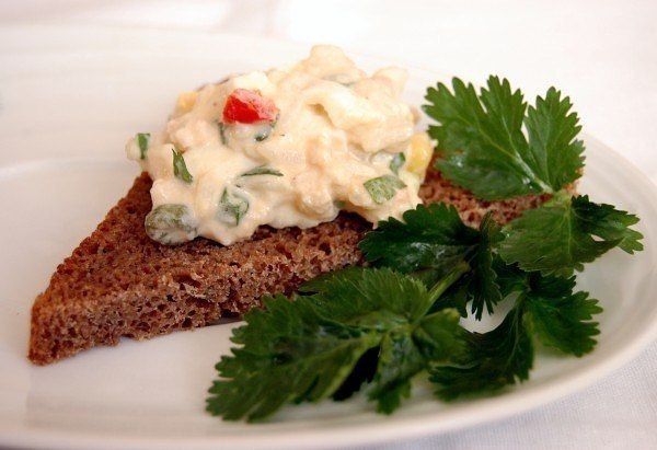 12 ЛУЧШИХ ПАСТ ДЛЯ БУТЕРБРОДОВ: БЫСТРО, ВКУСНО, ПОЛЕЗНО. 1. Из яиц и лука Натрите на крупной терке ... - 3