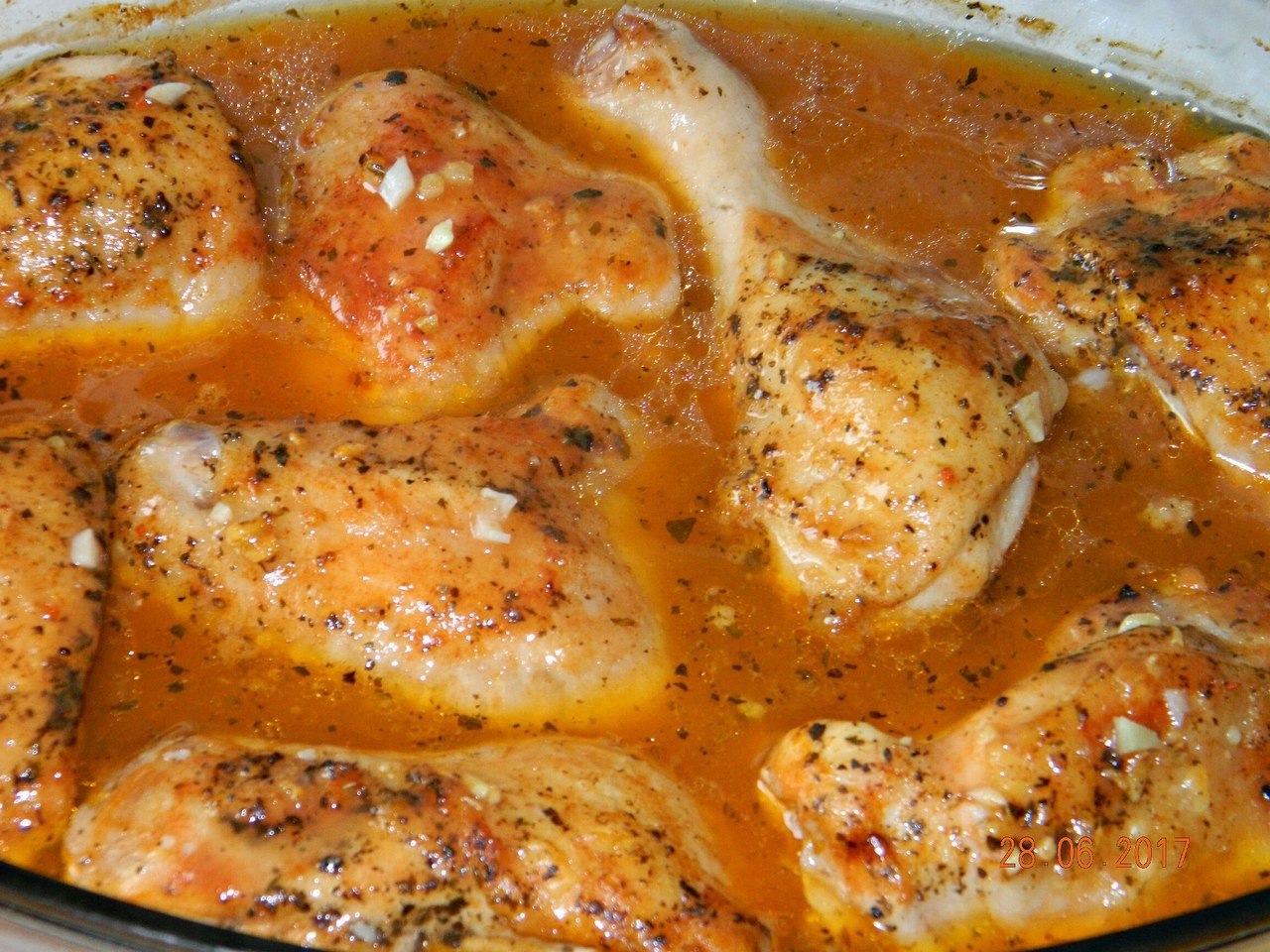 Готовим куру. Соус для курицы. Курочка в соусе. Курица в духовке с подливкой. Кусочки курицы в соусе.