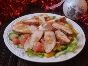 САЛАТ С КУРИЦЕЙ И ГРЕЙПФРУТОМ. Салаты с курицей прекрасно подходят как для ежедневного рациона, так ...