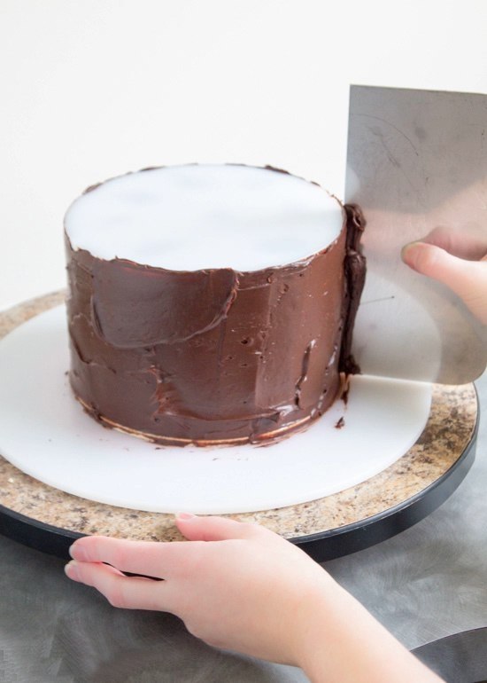 Идеальное выравнивание торта. Шоколадный ганаш для покрытия торта. Торт выровненный ганашем. Украшение торта ганашем. Покрытие торта ганашем.
