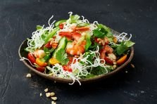 Салат с рисовой лапшой.Перед вами оригинальная овощная закуска, которую можно употреблять как ...