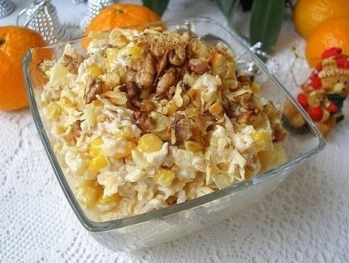 Салат с ананасами и курицей.Итого на 100 грамм - 148 ккал: Белки- 12 Жиры - 8Углеводы -9Ингредиенты: ...
