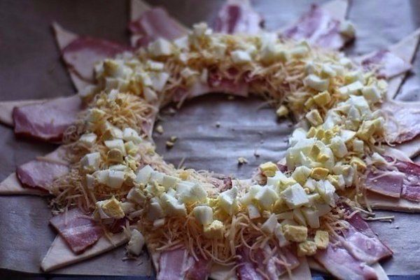 Пирог-венок с беконом, яйцами и сыром.Такой пирог удобно резать на порционные ... - 6