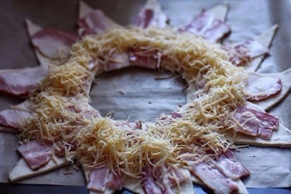 Пирог-венок с беконом, яйцами и сыром.Такой пирог удобно резать на порционные ... - 5