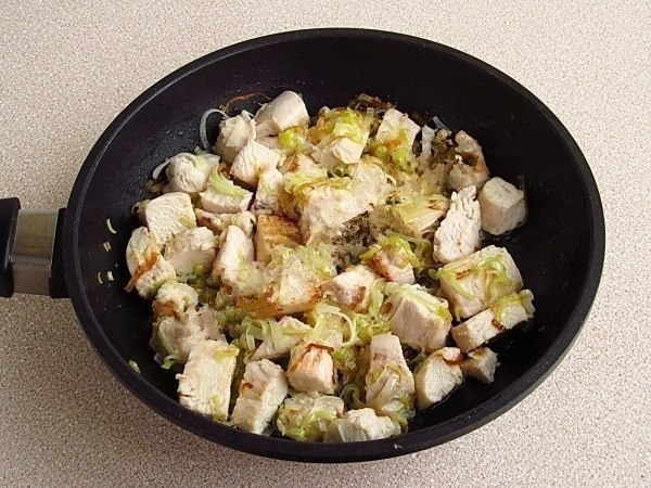 Английский куриный суп с плавленым сыром. Куриный бульон – 1 литр; Куриную грудку – 300 грамм; Рис ... - 3