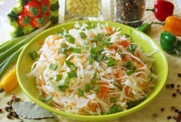 Остренькая капуста быстрого приготовления.Капуста получается очень вкусной и моментально