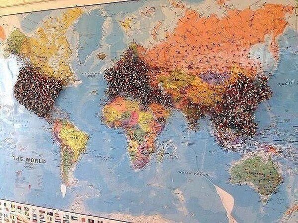 Вот такая карта висит на стене в одном из ресторанов Калифорнии. Каждый посетитель отмечает ...