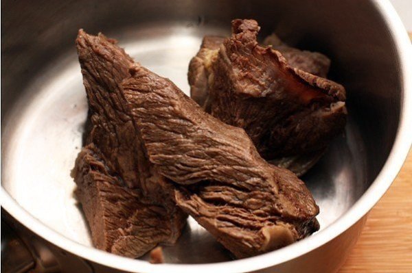 Макароны по-флотски (макароны с мясом).Ингредиенты:Говяжья лопатка — 600 г Соль — 2 ч. л.Лук ... - 2