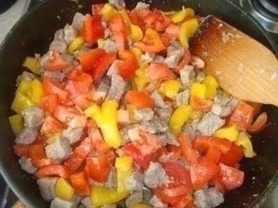 Открытый мясной пирог с картофельным тестом.