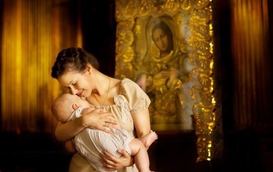 Сердце каждой мамы —.Сеточка из шрамов...Каждый плач ребёнка — крошечный рубец...Сбитые коленки, ...
