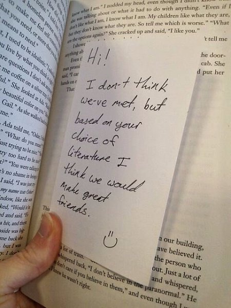 Записка в библиотечной книге «Не думаю, что мы встречались, но судя по тому, какую литературу ты ...