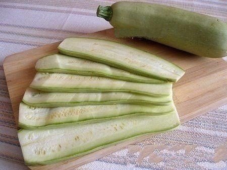 Суперские рулетики из кабачков с куриным мясом. Ингредиенты: -молодые кабачки (или цуккини) - 2 шт.; ... - 2