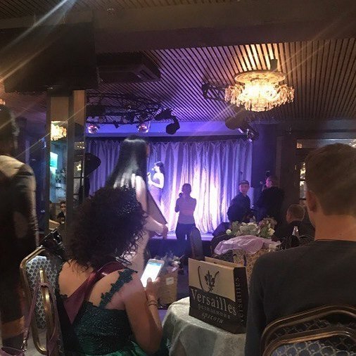 Вещаю на сцене).Премию Мама Award, которую мне вручили вчера, я посвящаю моей семье и, прежде всего, ...