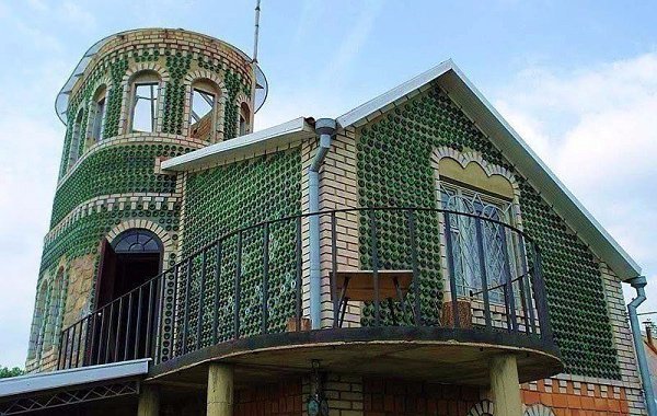Восемь тысяч бутылок из-под шампанского и 20 лет жизни понадобилось, чтобы построить дачу. - 6