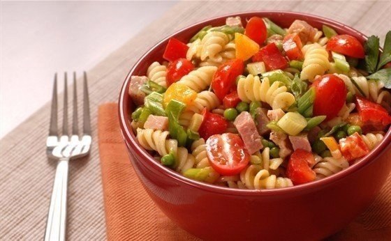 9 вкуснейших салатов на каждый день! Подборка: 1. Салат с сухариками. 2. Салат с копченым сыром. 3. ... - 7