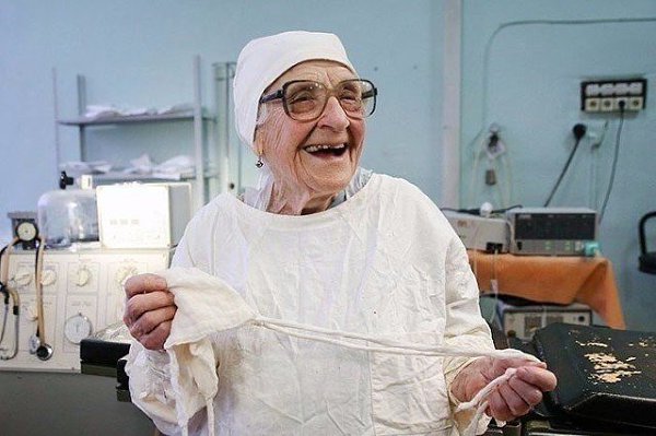89-летний хирург Алла Ильинична Левушкина.Она успешно работает в рязанской клинике, выполняет по 4 ...